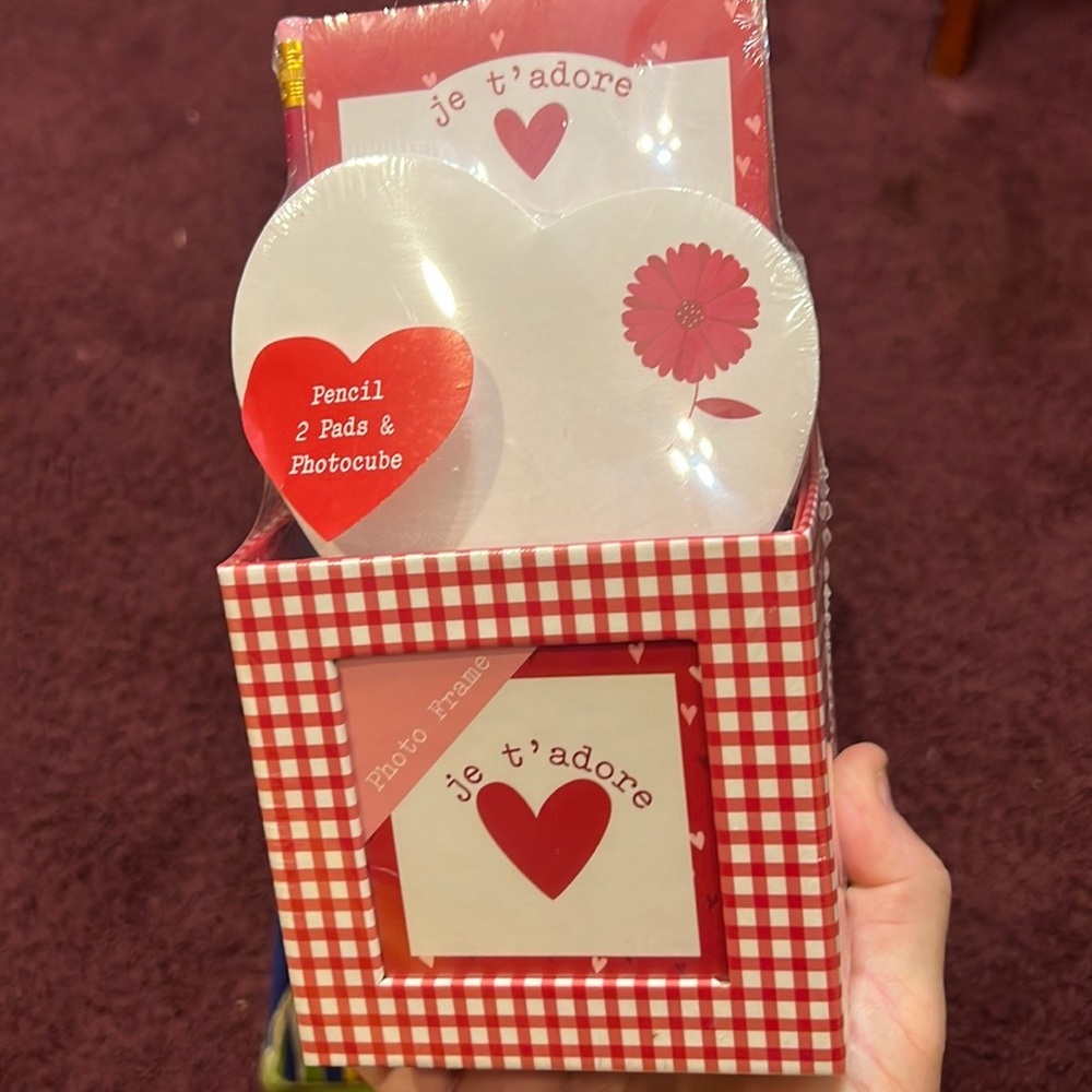 This will make a great Valentines Day gift , it has 1 Pencil 2 Notepads